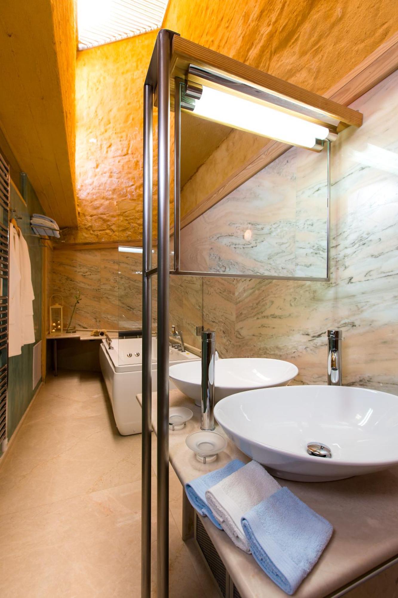 Beachfront Ravdoucha Epavlis Eleni Villa - Pool, Hot Tub, Gym, Sauna, Private Parking, Wifi 하니아 외부 사진