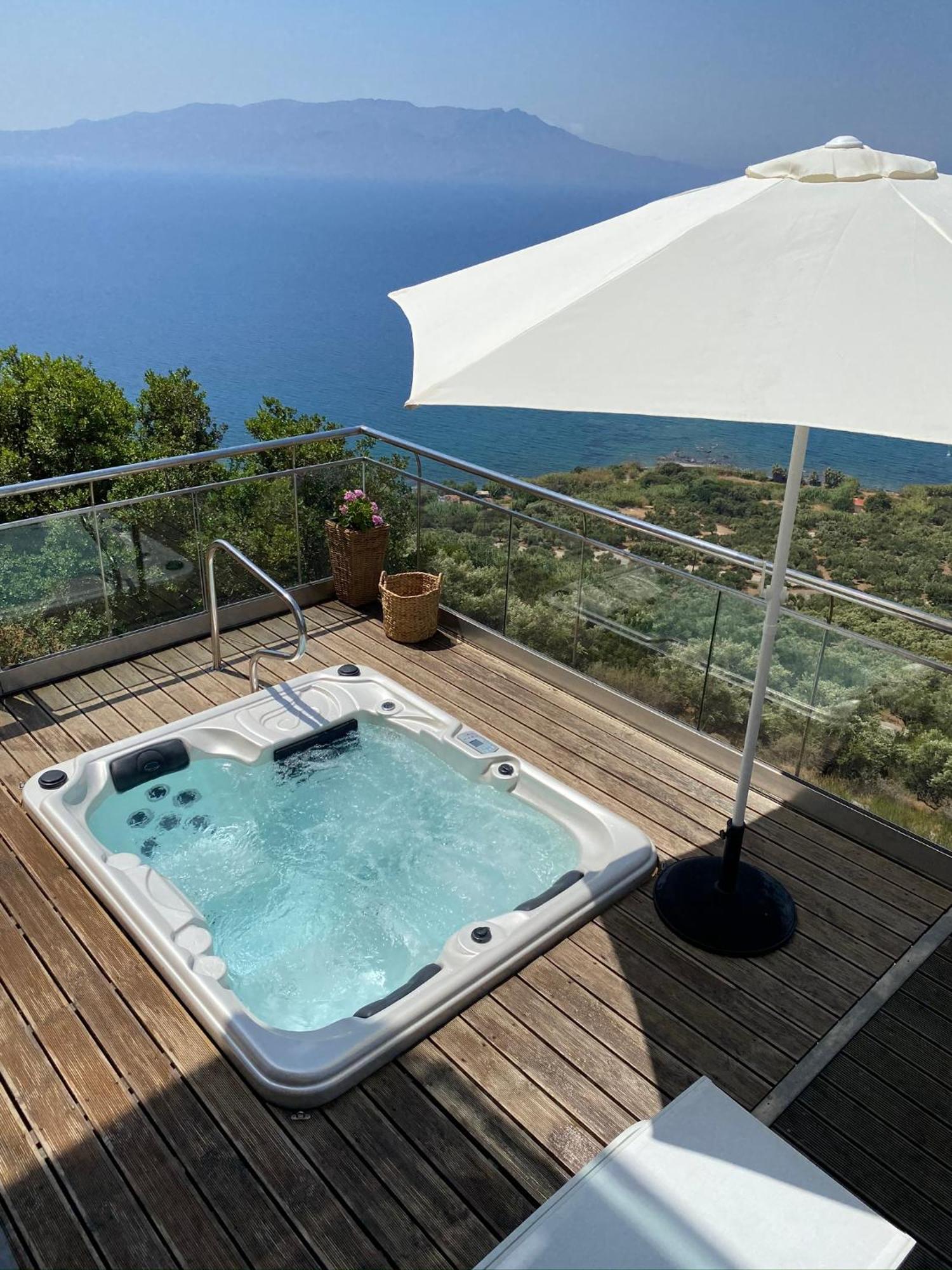 Beachfront Ravdoucha Epavlis Eleni Villa - Pool, Hot Tub, Gym, Sauna, Private Parking, Wifi 하니아 외부 사진