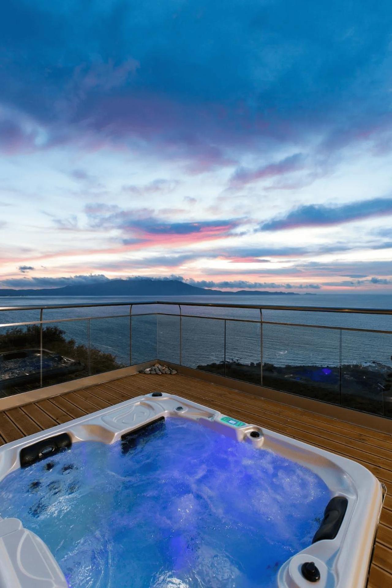 Beachfront Ravdoucha Epavlis Eleni Villa - Pool, Hot Tub, Gym, Sauna, Private Parking, Wifi 하니아 외부 사진
