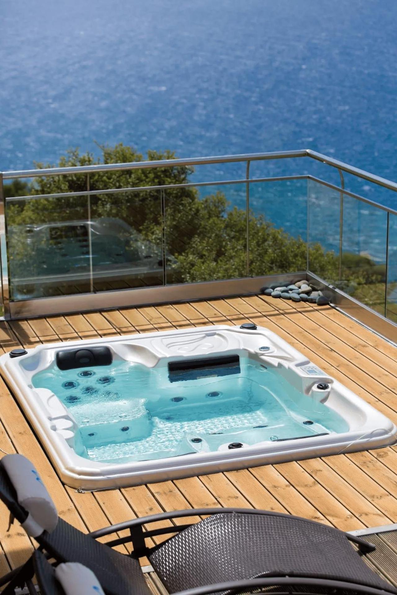 Beachfront Ravdoucha Epavlis Eleni Villa - Pool, Hot Tub, Gym, Sauna, Private Parking, Wifi 하니아 외부 사진